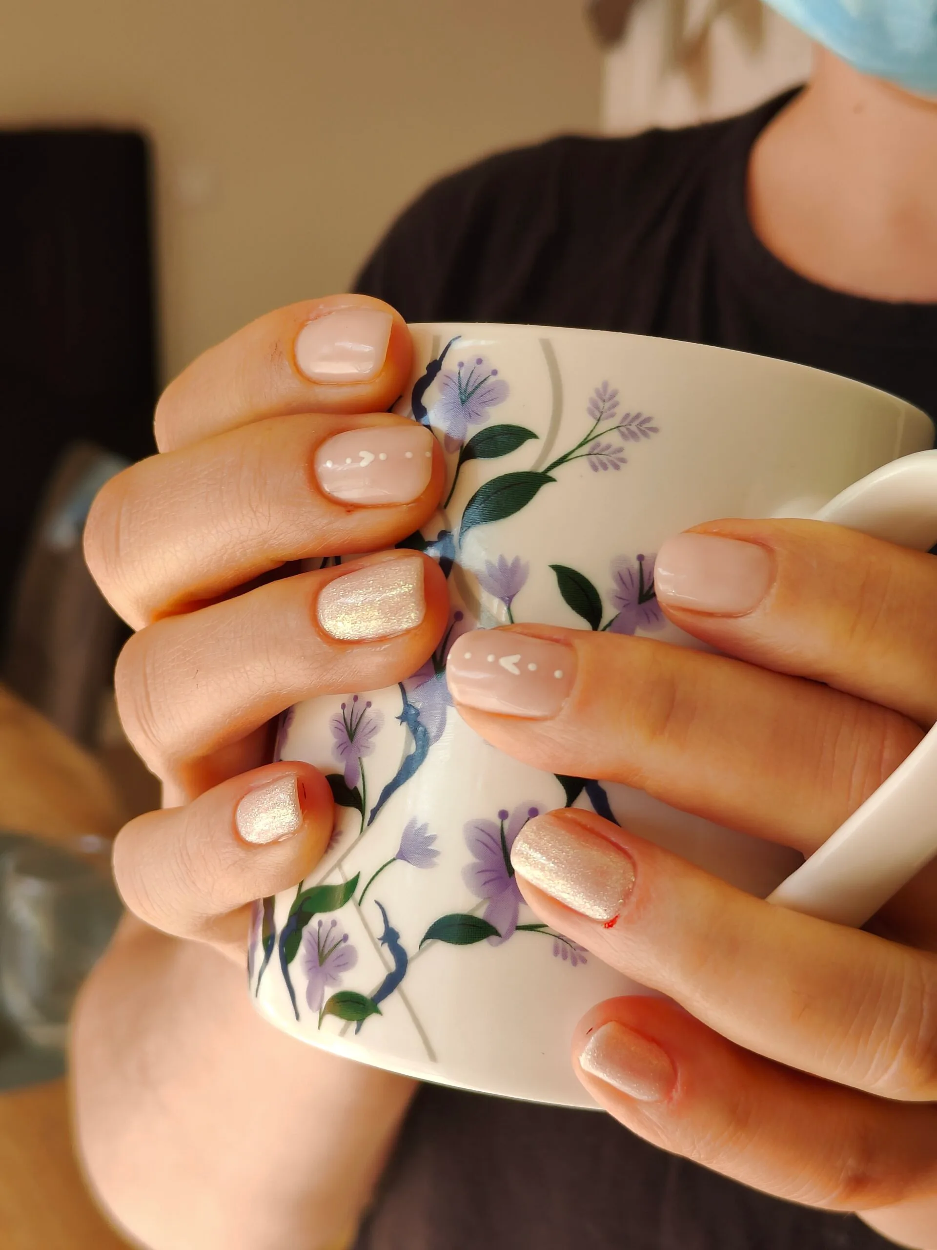 Semi-permanent nude rosé et nacré irisé avec détails minimalistes blancs — Maison M, Saint-Pierre-en-Faucigny
